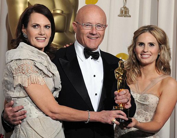 Kim Ledger, en el centro, junto a su esposa Sally y Kate, cuando en 2009 le entregaron un Oscar póstumo por Heath (AFP)