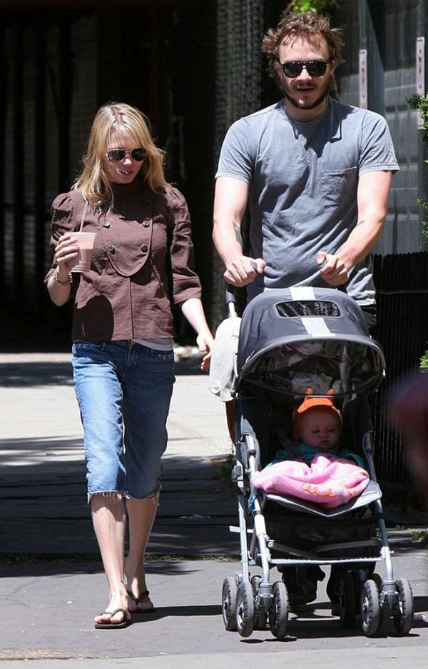 El actor con su pareja Michelle Williams y su hija, Matilda, durante un paseo en 2006 (Shutterstock)
