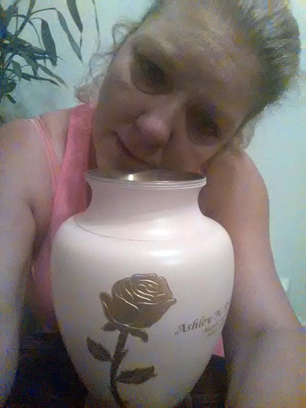 Tina Louden se abraza a la urna con las cenizas de su hija, muerta en julio de 2013. “Así festejo ahora su cumpleaños”, le recriminó al dealer que le vendía heroína a Ashley
