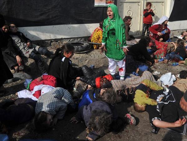 6 de diciembre de 2011. Tarana Akbari, de 12 años, grita desesperada en medio de la muerte. Un atentado se cobró la vida de decenas de personas en Abul Fazel Shrine, Kabul