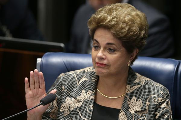 Dilma saluda a sus allegados durante la sesión en el Senado (AP)