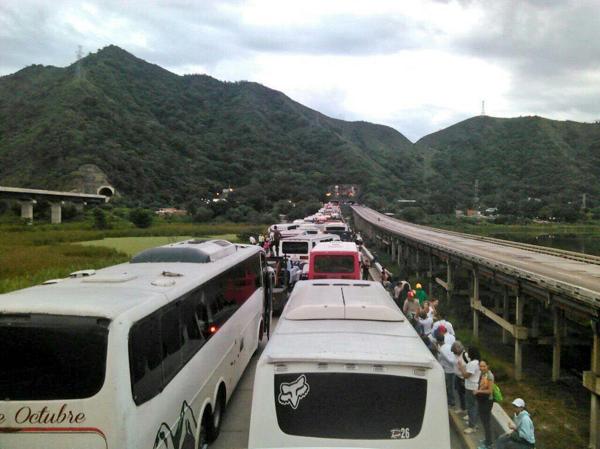 Cientos de ómnibus fueron detenidos por las autoridades chavistas en el Túnel La Cabrera, un acceso clave a Caracas