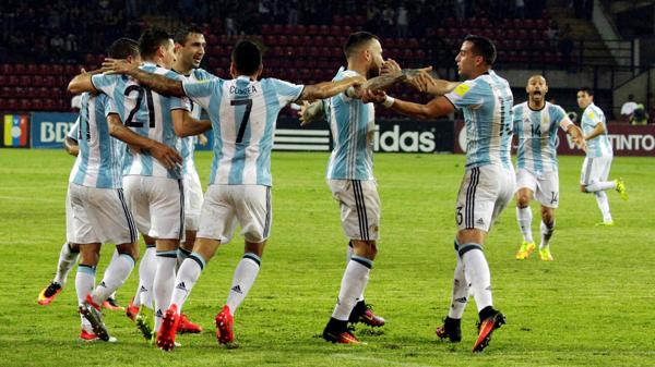 Los jugadores argentinos festejan el empate frente a Venezuela (Reuters)