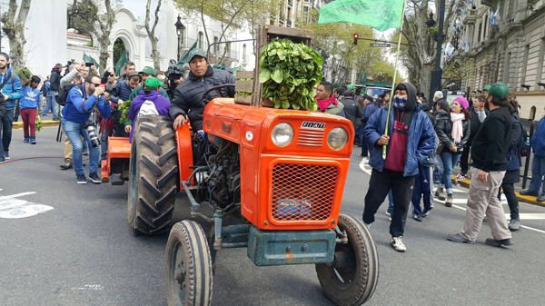 Los manifestantes regalaron más de 20 mil kilos de verdura @EmpresarialARG