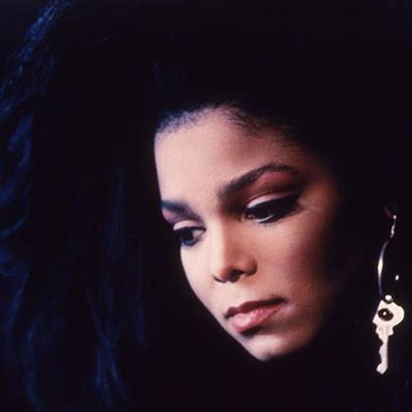 Janet Jackson en una foto que muestra su parecido con el hermano mayor, el fallecido Michael