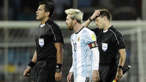 El árbitro chileno le sacó dos tarjetas amarillas polémicas a Dybala y lo expulsó en el primer tiempo. Messi se lo recriminó y luego lo criticó en conferencia de prensa (AP)