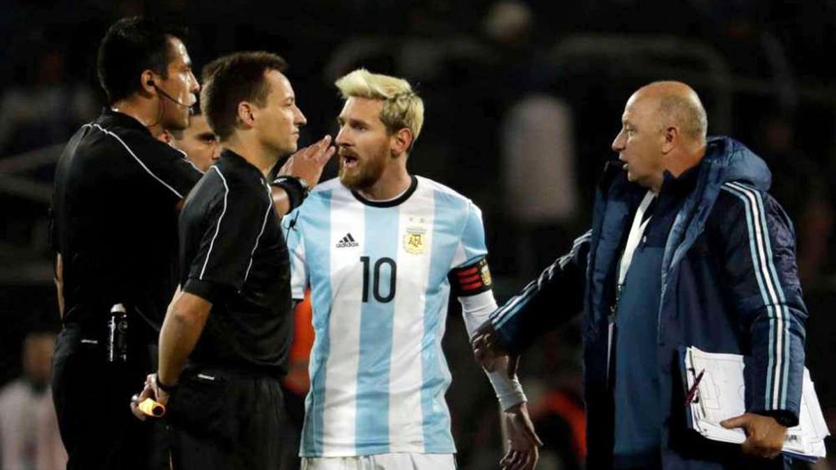 Lionel Messi discute con el árbitro Bascuñán, al finalizar el primer tiempo del último duelo entre Argentina y Uruguay en Mendoza (AP)