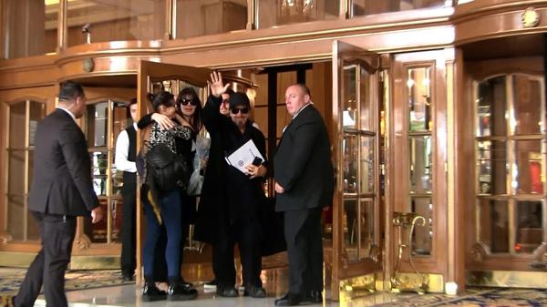 Al Pacino y Lucila Polak en la puerta del hotel Alvear