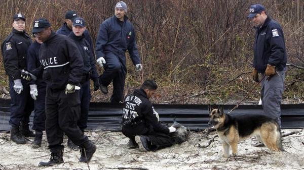 Los perros de búsqueda fueron esenciales para hallar los cuerpos (AP)