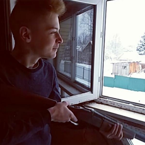 Denis Muravyov desde la ventana de su vivienda dispara contra un vehículo policial. Luego concretaría un pacto suicida con su novia Katya. Lo transmitieron todo por Periscope