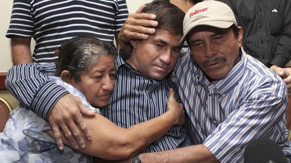 Salvador Alvarenga, en el reencuentro con su familia (AP)