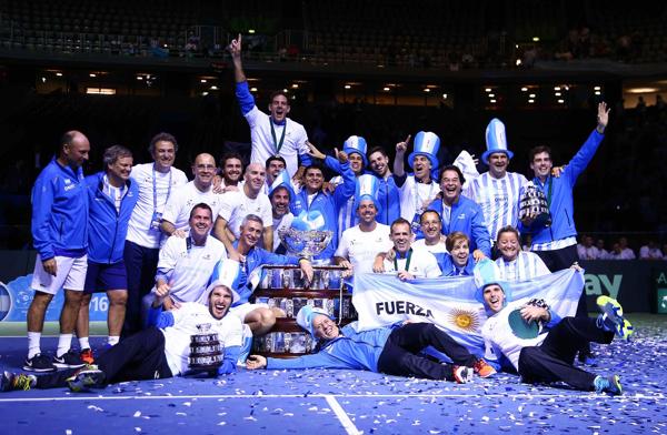 Jugadores y cuerpo técnico rodean felices la Ensaladera de Plata. REUTERS/Antonio Bronic