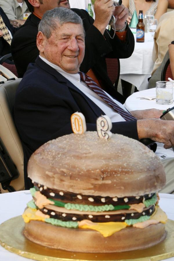 Michael Delligatti durante su cumpleaños 90 en 2008 (AP)