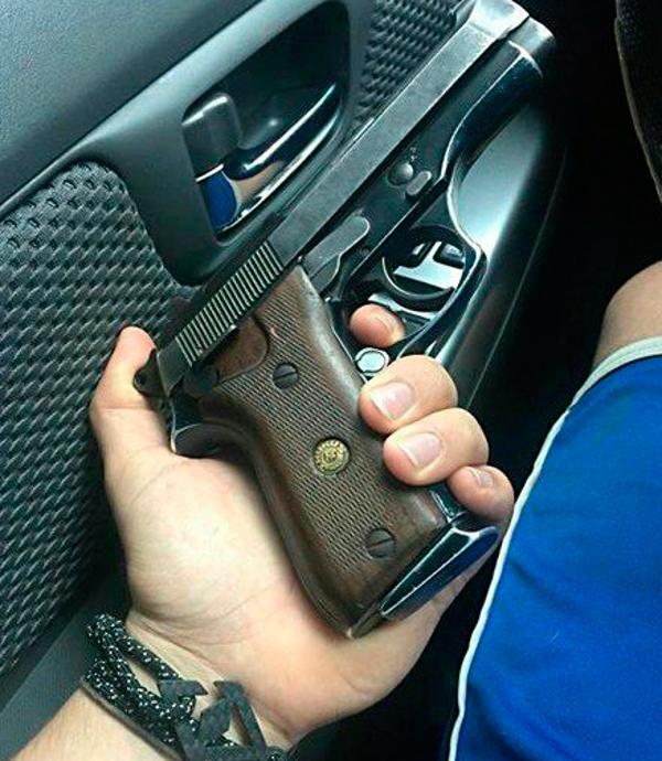 El hombre difundió la foto de esta pistola