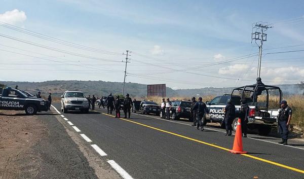 Patrullas de la policía en Michoacan, en el lugar donde fueron halladas sis cabezas humanas (EFE)