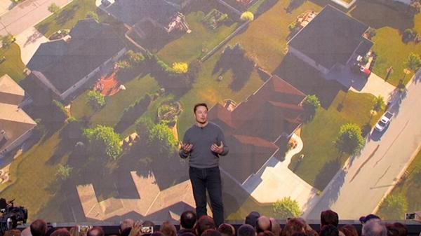 Elon Musk, CEO de Tesla Motors, en la presentación de la tecnología de “techo solar”