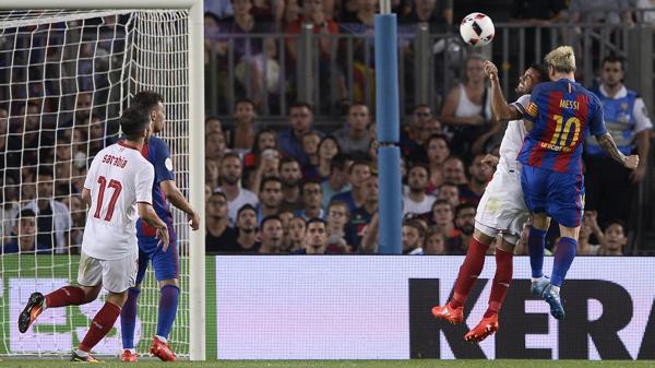 El momento en que Lionel Messi convierte de cabeza el tercer tanto del Barcelona (AFP)