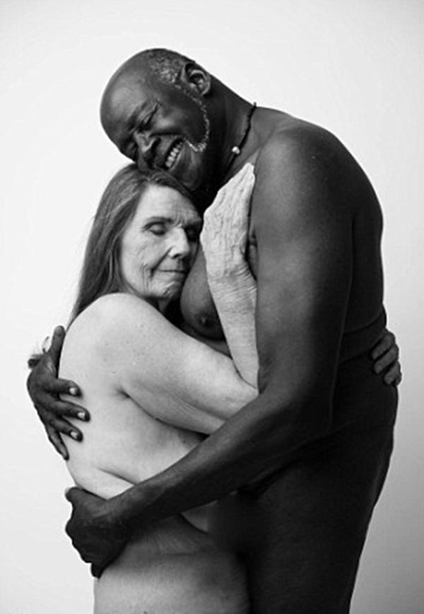La foto al desnudo de una pareja interracial que muestra el amor ...