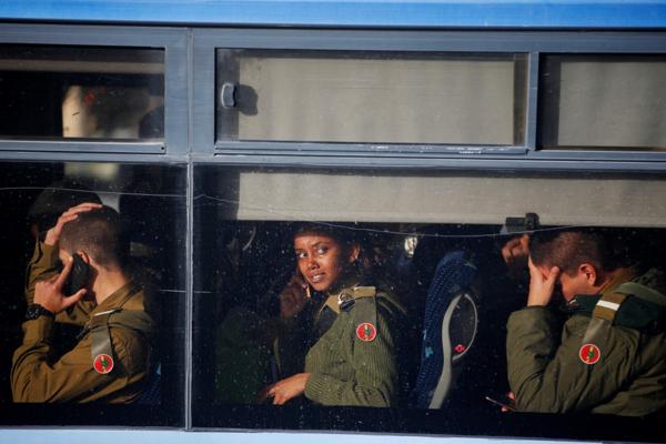 Conmocionados, los soldados israelíes dejan la zona del ataque en el autobús (Reuters)