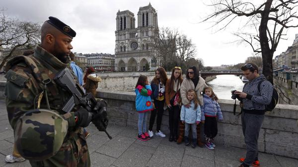 Notre Dame y otras zonas turísticas de París se encuentran militarizadas AP