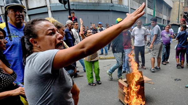 Los venezolanos están cansados de la escasez de alimentos y medicinas (AFP)