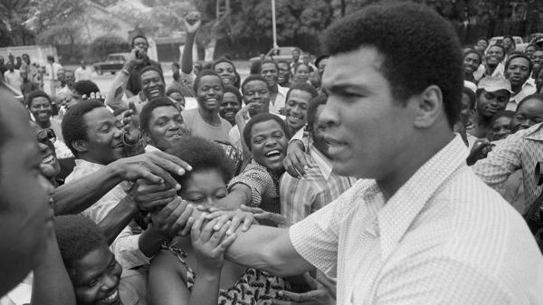 Saludando a una multitud en Zaire