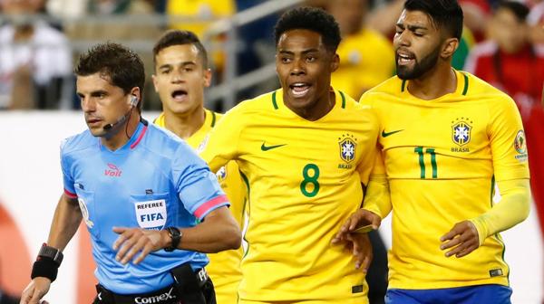 Los jugadores de Brasil reclamaban mano en el gol de Perú (Reuters)