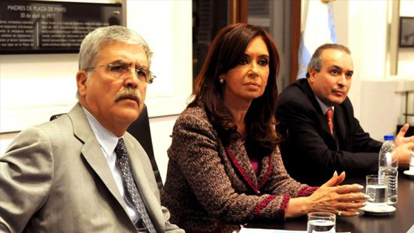 El ex ministro Julio De Vido, Cristina Kirchner y José López en una antigua mesa de trabajo. (Télam)