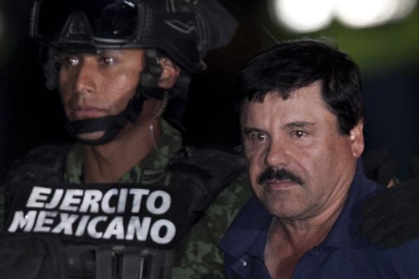 Joaquín “El Chapo” Guzmán es escoltado a un helicóptero en una base federal en Ciudad de México el viernes 8 de enero de 2016. Desde que cayó detenido, dirige la guerra contra sus enemigos desde la cárcel. Necesita mantener el control sobre Sinaloa y el Triángulo Dorado (AP)