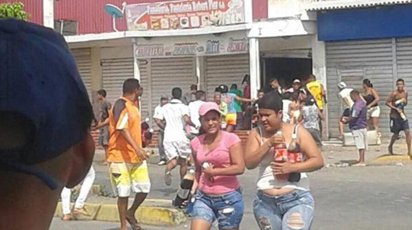Desesperados, muchos venezolanos recurrieron a los saqueos para combatir el hambre (Twitter)