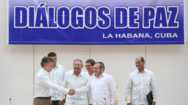 Juan Manuel Santos y “Timochenko” en La Habana (Reuters)