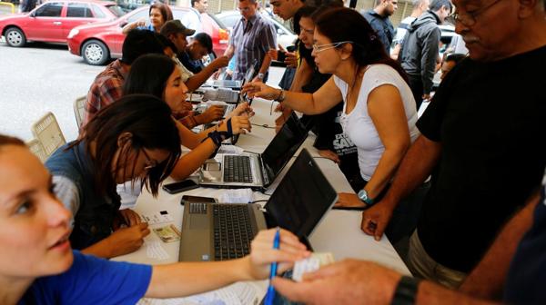 Validación de firmas (Reuters)