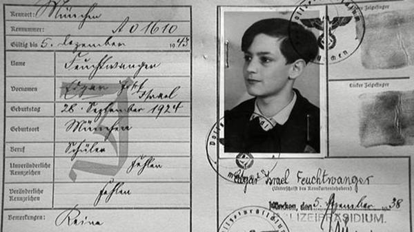 Un documento de Edgar Feuchtwanger con el sello nazi. Debió soportar una instrucción ideológica terrible