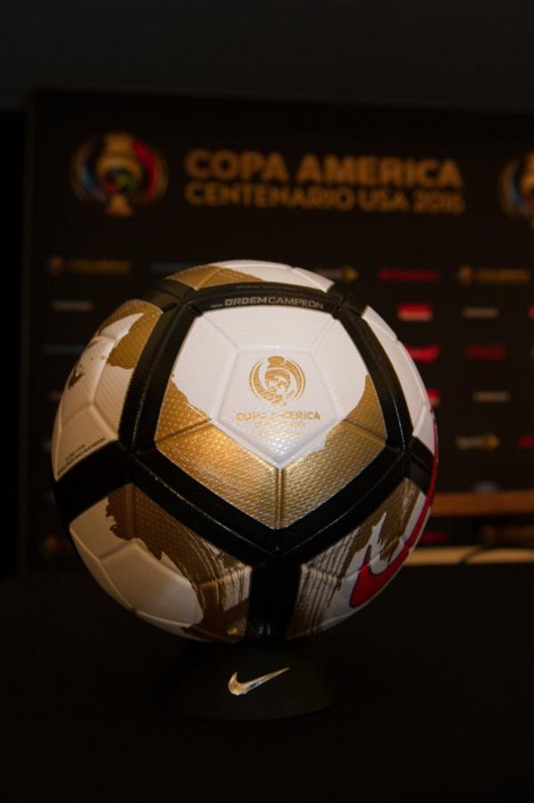 En la pelota creada por Nike para el choque entre Argentina y Chile predomina el dorado