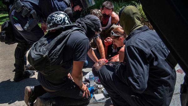 Un grupo neonazi y manifestantes contrarios se enfrentaron el domingo en Sacramento (AP)