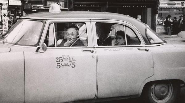 Taxista con dos pasajeros en Nueva York, 1957.