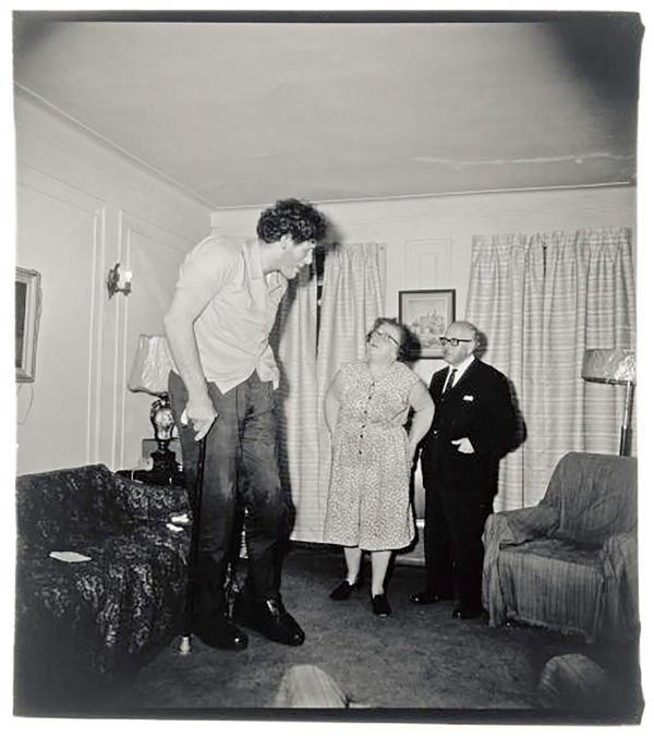 Eddie Carmel, el judío gigante, junto a sus padres en su casa del Bronx, 1970.