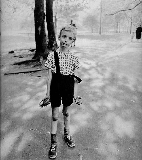 Niño con una granada en el Central Park, 1962.