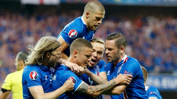 Islandia clasificó para cuartos después de ganarle a Inglaterra por 2-1 (Reuters)