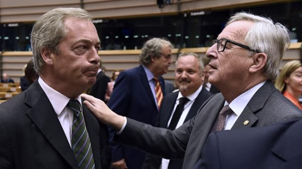 Nigel Farage y Jean-Claude Juncker antes de la reunión extraordianaria (AFP PHOTO / JOHN THYS)