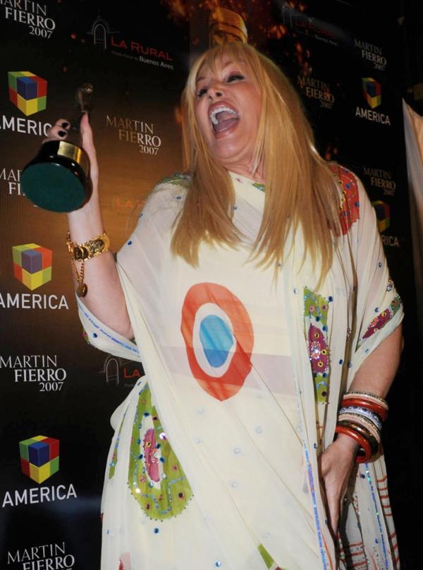 2008. Ya para esos años, volvió al flequillo y a un look más femme y oriental en sus outfits, sin perder a sus designers favoritos. El pelo más corto y planchado la rejuveneció (NA)