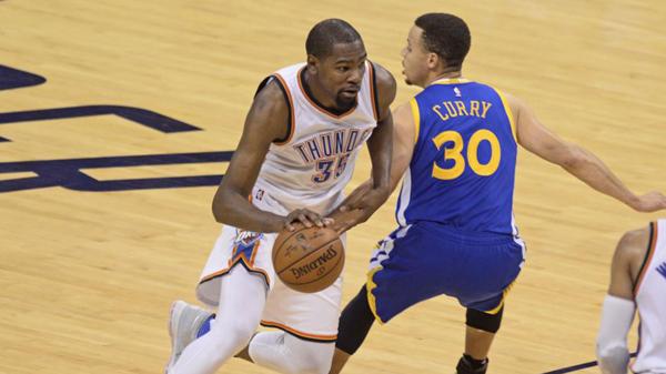 Kevin Durant disputando una pelota contra Stephen Curry(AFP)