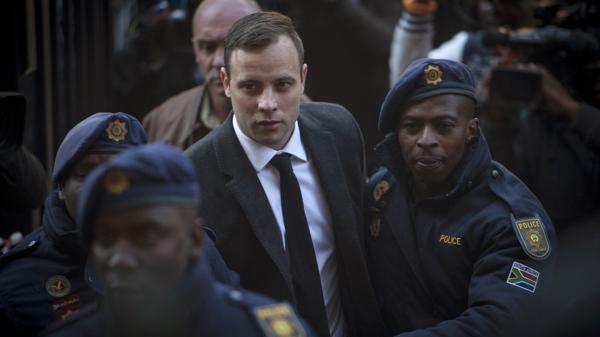 Oscar Pistorius, ingresando al tribunal de Pretoria para oír su condena (AP)