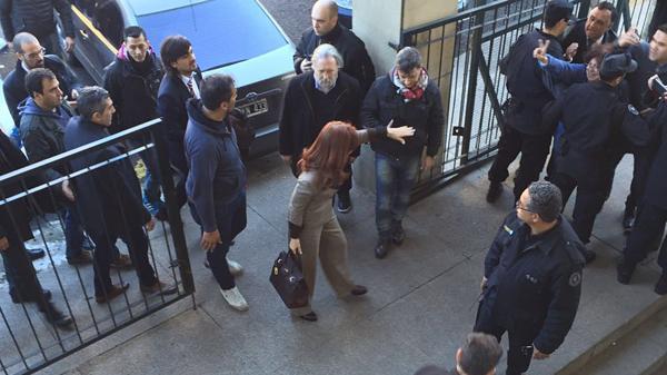El momento de la llegada de Cristina Kirchner a Comodoro Py