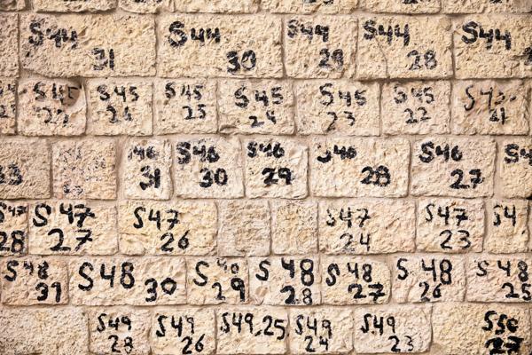 La piedra caliza numerada para respetar el orden original de las antiguas fachadas (Shutterstock)