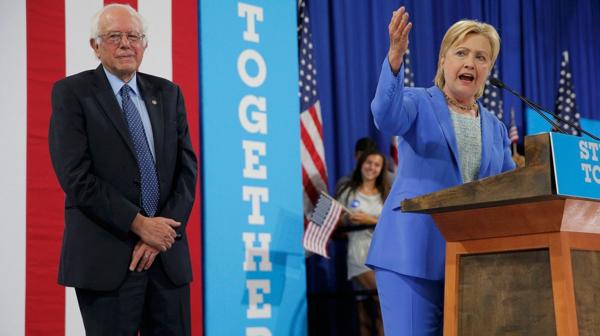 Tras perder las primarias, Bernie Sanders declaró su apoyo a la carrera presidencial de Hillary (Reuters)