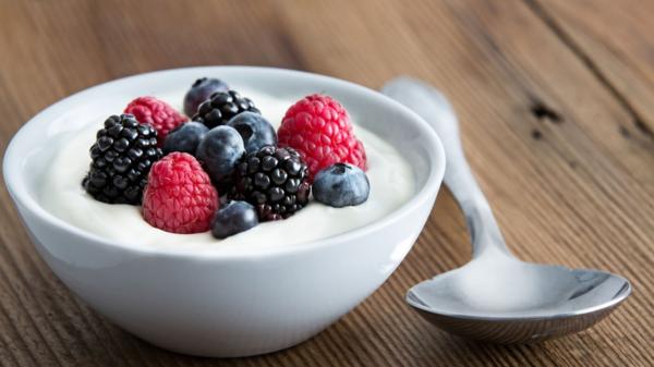 Además de calcio, el yogur aporta vitamina A, vitaminas del grupo B y en algunos casos, vitamina C (Shutterstock)