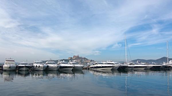 El puerto tiene lugar para más de 400 embarcaciones (Shutterstock)