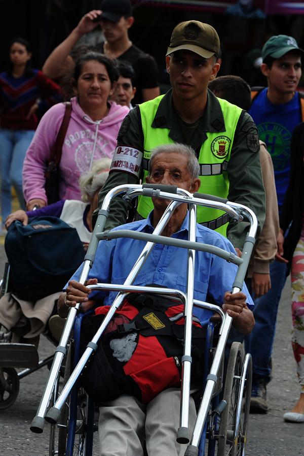 Autoridades estiman que al menos 75 mil personas crucen la frontera este domingo AFP
