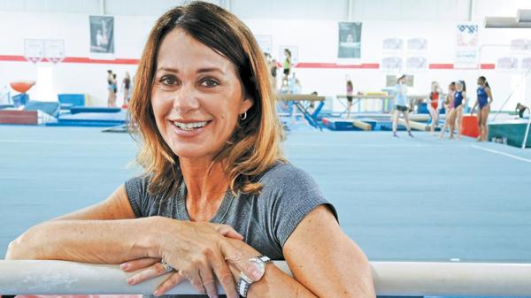 Nadia Comaneci nació en Onesti, Rumania, el 12 de noviembre de 1961. El 18 de julio de 1976, en los Juegos Olímpicos de Montreal, logró el primer 10 perfecto en la historia de la gimnasia